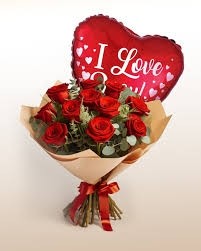 bouquet 12 rosas rojas y globo